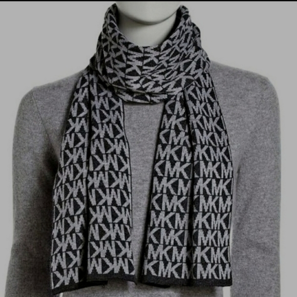 Michael kors ladies scarf, beanie and gloves  matching set - Picture 5 of 8